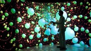 Eine Person steht in einer virtuellen Umgebung