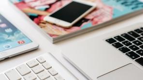 Verschiedene digitale Medien wie Smartphone und Laptop