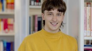 Studierender in der Bibliothek