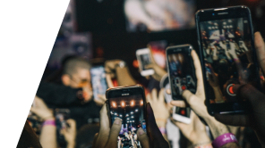 Hände halten Smartphones in die Höhe