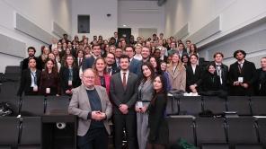 Menschen im Hörsaal der Uni Siegen bei der SiegMUN-Konferenz