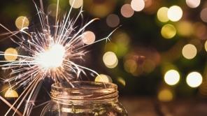 Bild von brennenden Wunderkerzen in einem Glas mit festlicher Beleuchtung