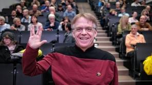Prof. Michel bei der Rosenmontagsvorlesung über Enterprise und Star Trek.