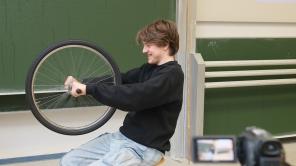 Experiment beim Studientag Physik.