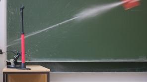 Experiment mit Wasser beim Studientag Physik.