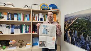 Matthias Sperl hält die Ausgabe der Süddeutschen Zeitung mit seinem Interview