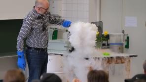 Prof. Busse beim Experiment.