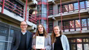Prof. Dr. Hans Rudolf Velten und die beiden Siegener Projektmitarbeiterinnen Darleen Herbst und Henrike Schwab (v.l.)