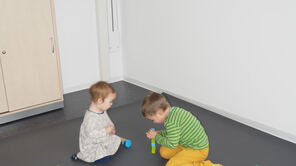 Kleinkinder spielen im Beobachtungslabor