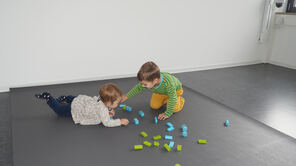 Spielende Kleinkinder im Beobachtungslabor