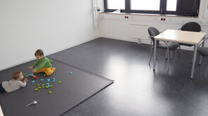 Beobachtungslabor und spielende Kleinkinder