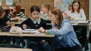 studentische Lehrerin im Klassenzimmer