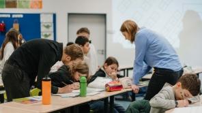 Klassenzimmer: Studentische Lehrer*innen helfen Schülerinnen