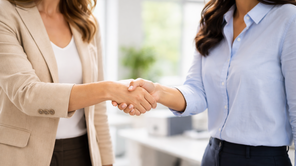 KI generiertes Bild zweier Frauen, die einander die Hand reichen