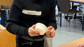Schüler filtern mit einem selbstgebauten Wasserfilter Wasser