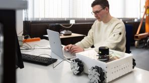 Labor Regelungstechnik mit PC Arbeitsplätzen und mobilem Roboter