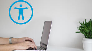 Digitale Barrierefreiheit Hände an einer Laptop-Tastatur