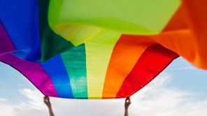 geschwenkte Regenbogenflagge