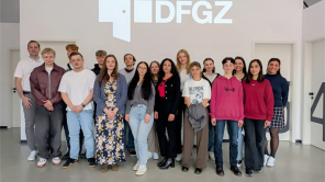 Gruppenfoto der Studierenden, Lehrenden und Verantwortlichen im DFGZ