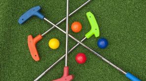 Minigolfschläger mit Bällen