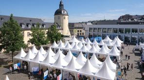 Bild vom Schlossplatz mit kleinen Zelten/Ständen
