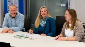 Andreas Düngen, Iris Litty und Boglarka Beyer-Rickes unterschreiben Vertrag für neue Stabsstelle.