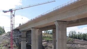 Brücke mit Kran