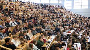 Uni-Hörsaal mit vielen Studierenden