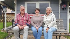 Ehepaar Gerhard und Jutta Sauer mit Demenzlotsin Manuela Kremer (Mitte)