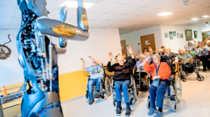Pflege am Limit: Wie realistisch sind Roboter im Pflegealltag wirklich?