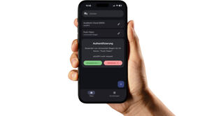 Smartphone, das in einer Hand liegt und auf dem Bildschirm eine Push-Nachricht der eduMFA-App zeigt