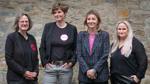 Katharina Miketta, Antje Schnoor, Maria Popov und Elisabeth Heinrich stehen vor einer Mauer.