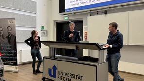 Begrüßung und Eröffnung der Vortragsveranstaltung durch Prof. Dr. Kastenmüller, links: Nadine Stelzer (Uni SIegen), rechts: Ismael Blum (JVA Attendorn)