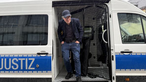 Prof. Kastenmüller steigt nach der Erkundung aus dem Gefangenentransporter