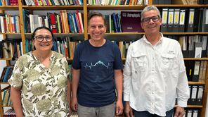 Mónica Zuleta-Salas, Edison Neira-Palacio und Volker Heck in der Kuhn-Bibliothek der Physikdidaktik