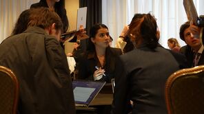 Studierende bei UN-Simulation in der Diskussion