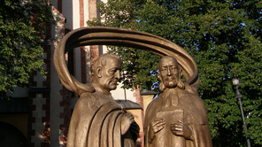 Kirche mit ökumenischem Denkmal
