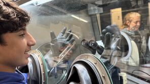 Schüler mit Glovebox