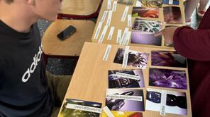 Schüler mit Mikroskopbildern