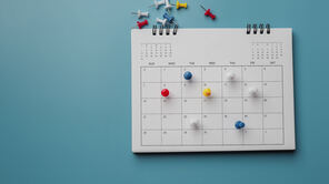 Terminkalender mit bunten Pins