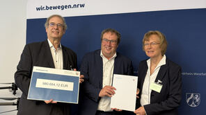 Prof. Strina, Minister Krischer und Uni-Rektorin Reese bei der Bescheid-Übergabe