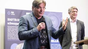 Prof. Alexander Lenz hält Grußwort auf der Bühne.