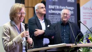 Rektorin Prof. Dr. Stefanie Reese steht auf der Inaugurationsfeier gemeinsam mit weiteren Uni-Rektoren zum Grußwort auf der Bühne.