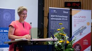 Ina Brandes, Wissenschaftsministerin NRW, hält ein Grußwort auf der Bühne während der Eröffnungsfeier des Exzellenzclusters.