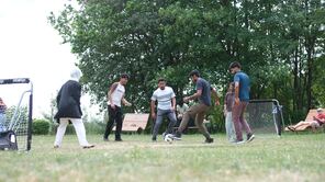 Studierende spielen Fussball auf der LEO-Wiese