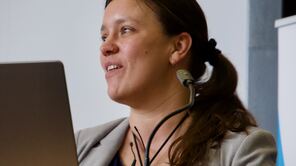 Auf dem Bild ist Bettina Ritter bei ihrem Vortrag zum Studienabschluss zu sehen.