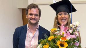 Karla Fliedner mit großem Blumenstrauß neben Prof. Horstmann