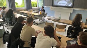 Gymnasiale Schulklasse hört einem Vortrag zu