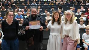 Kinderbuchpreis für Benjamin Tienti. Es gratulieren Daniel Stein, Barbara Müller-Naendrup, Susanne El Hachimi-Schreiber