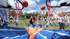 Studierende spielen Basketball aus der LEO-Wiese